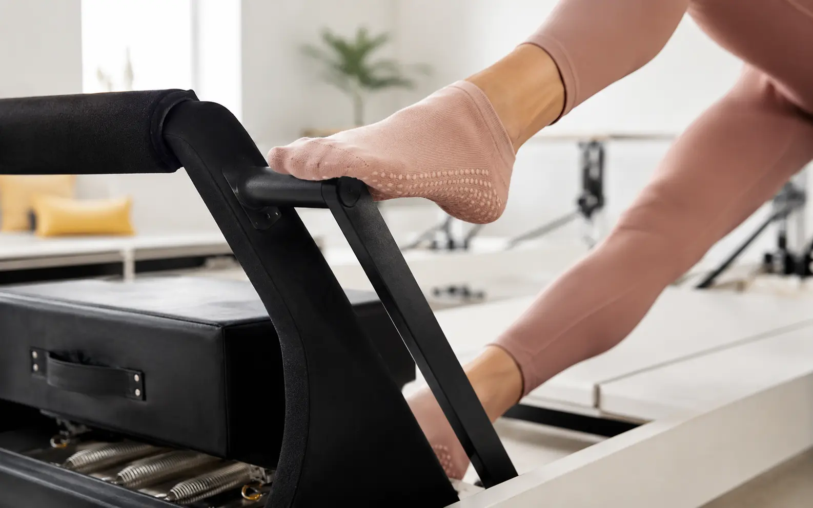Detailaufnahme von Grip Socks am Fußbügel eines Pilates Reformers